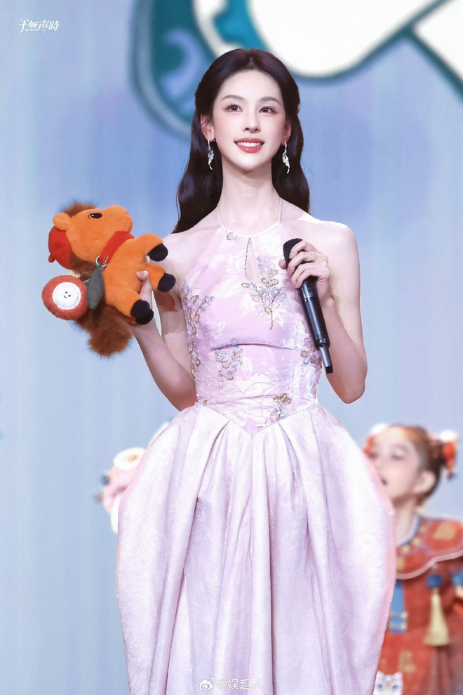 Cả showbiz chỉ có 1 mỹ nhân “thân nữ nhi, khí chất quân tử”: Gây sốt khi lăng xê local brand Việt trước thế giới- Ảnh 5.