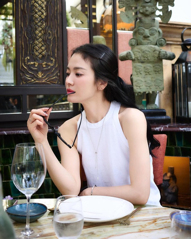 Ngoại lệ showbiz: Mỹ nhân U50 vẫn đẹp điên cuồng, tượng đài nhan sắc với làn da thuỷ tinh không ai lật đổ nổi- Ảnh 4.