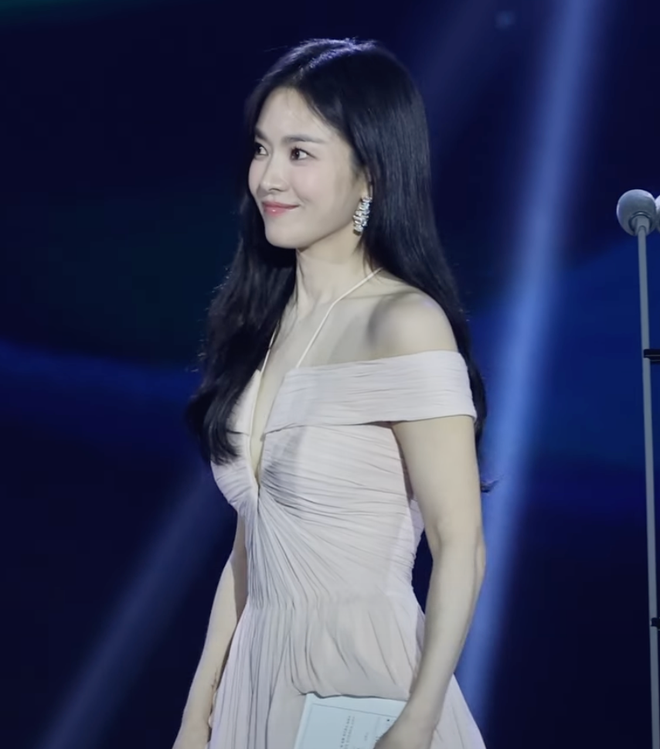 Ngoại lệ showbiz: Mỹ nhân U50 vẫn đẹp điên cuồng, tượng đài nhan sắc với làn da thuỷ tinh không ai lật đổ nổi- Ảnh 2.