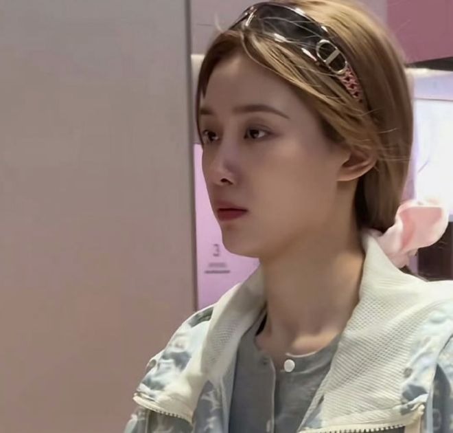 Tin mật showbiz: "Anh sếp" và nàng thơ gen Z rạn nứt, chiến tranh lạnh gần nửa tháng qua?- Ảnh 2.