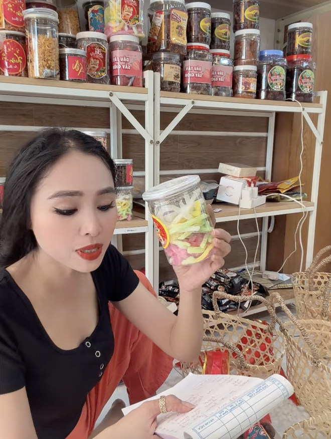 Drama quà Tết 2026 tới: Hồng Loan bán 549k khẳng định hàng công ty, Bích Trâm bán 500k vẫn không quên cà khịa- Ảnh 10.