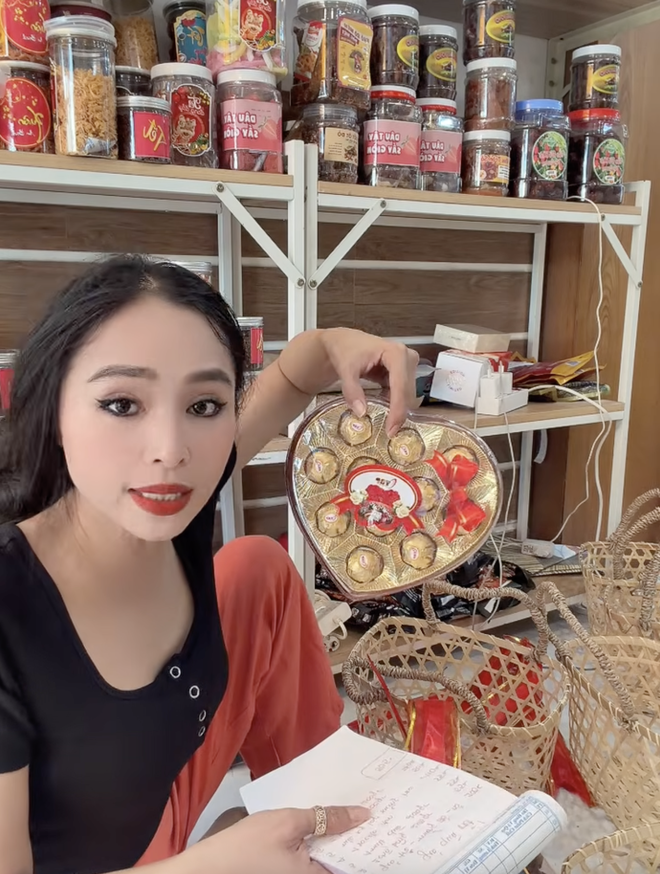 Drama quà Tết 2026 tới: Hồng Loan bán 549k khẳng định hàng công ty, Bích Trâm bán 500k vẫn không quên cà khịa- Ảnh 11.