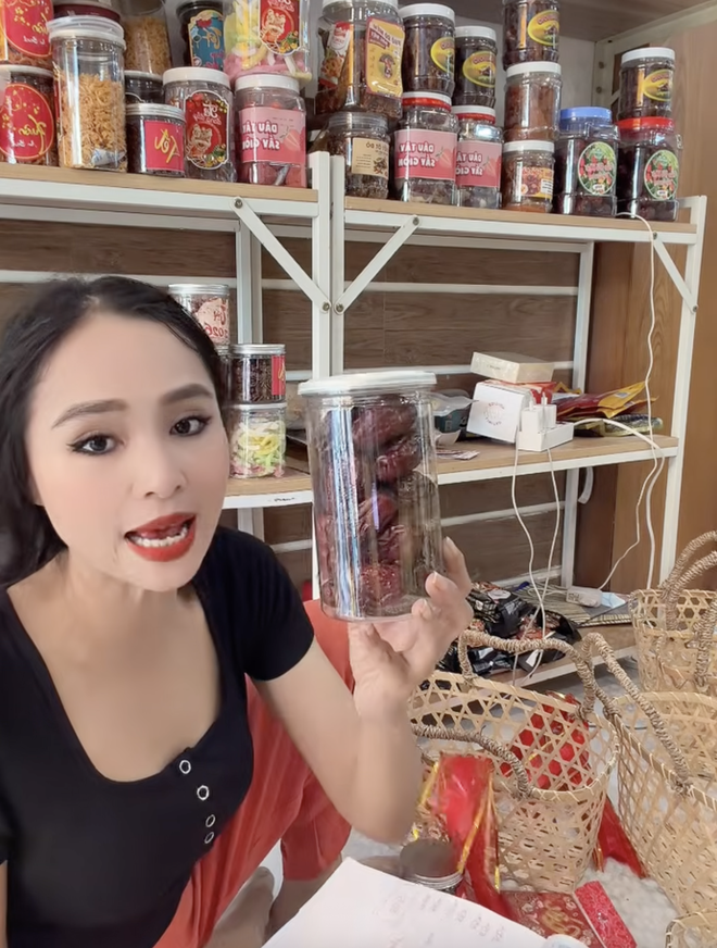 Drama quà Tết 2026 tới: Hồng Loan bán 549k khẳng định hàng công ty, Bích Trâm bán 500k vẫn không quên cà khịa- Ảnh 13.