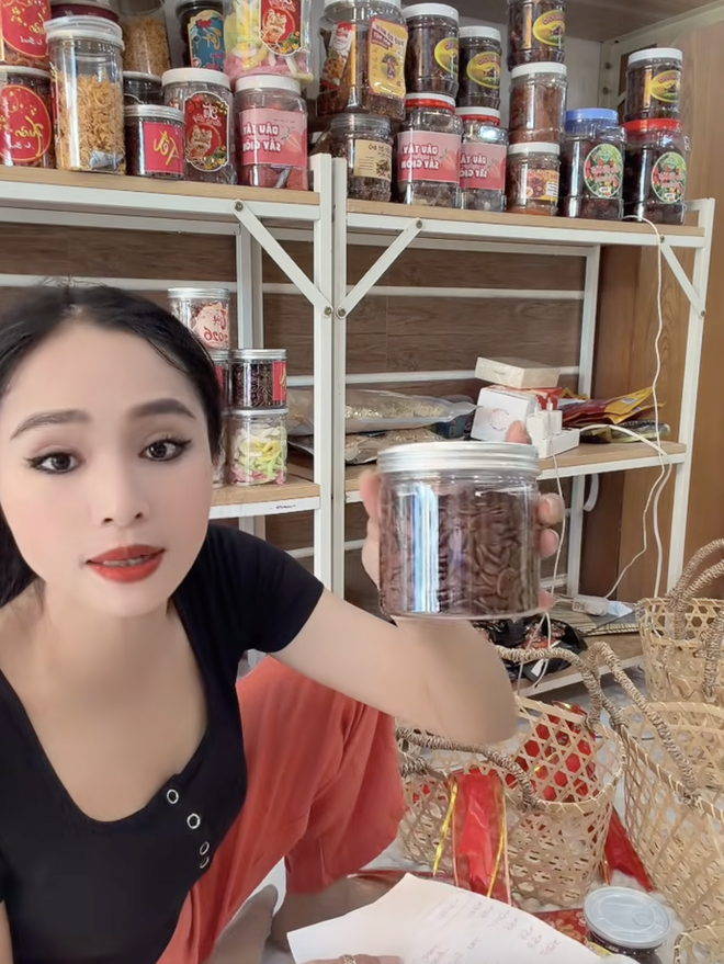 Drama quà Tết 2026 tới: Hồng Loan bán 549k khẳng định hàng công ty, Bích Trâm bán 500k vẫn không quên cà khịa- Ảnh 14.