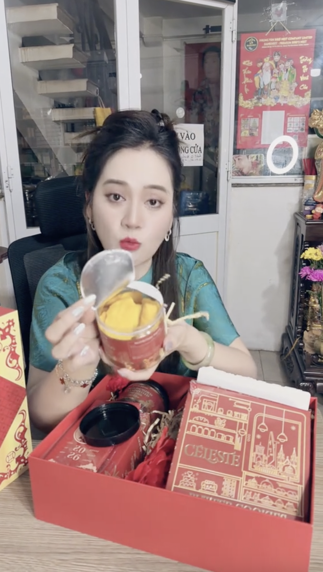 Drama quà Tết 2026 tới: Hồng Loan bán 549k khẳng định hàng công ty, Bích Trâm bán 500k vẫn không quên cà khịa- Ảnh 3.