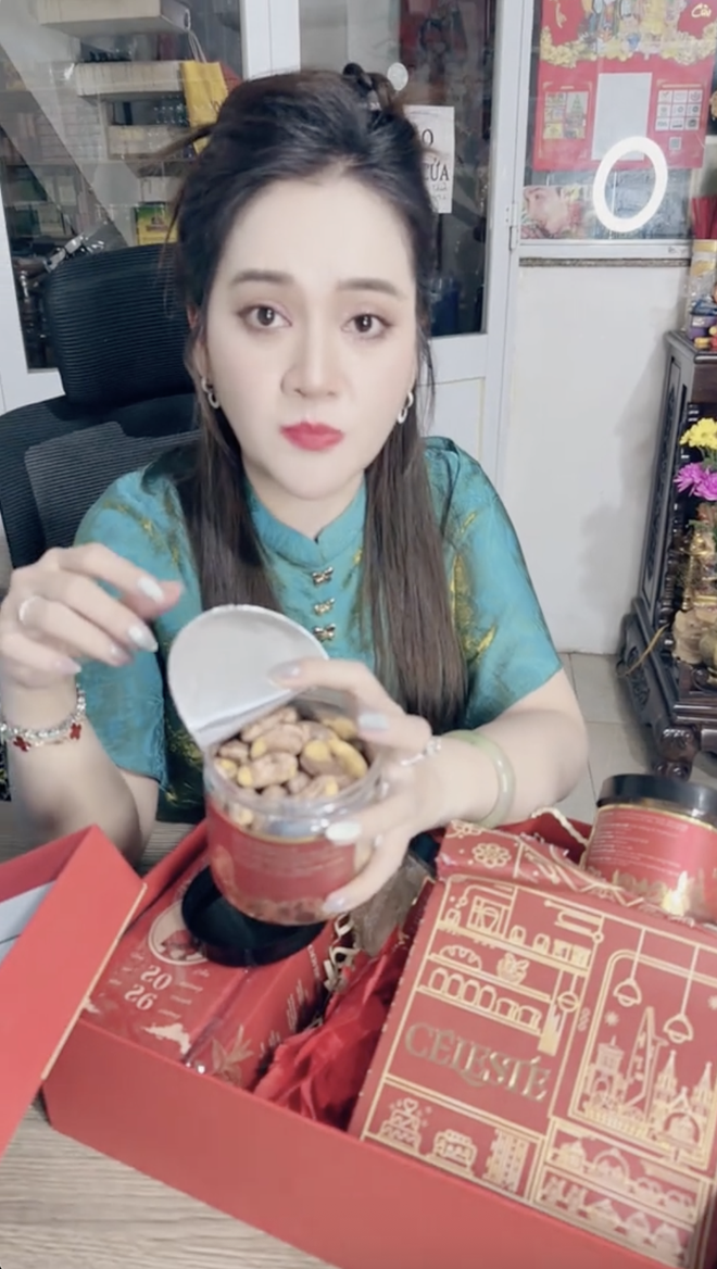 Drama quà Tết 2026 tới: Hồng Loan bán 549k khẳng định hàng công ty, Bích Trâm bán 500k vẫn không quên cà khịa- Ảnh 4.