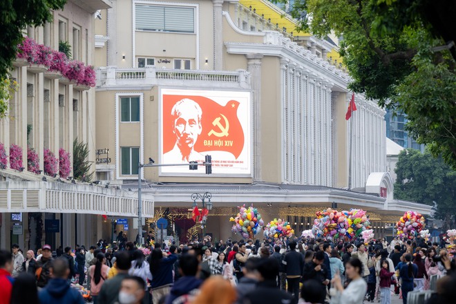 Một dịch vụ ở Hồ Gươm hốt bạc dịp Tết dương lịch, ung dung "đút túi" 3 triệu mỗi ngày- Ảnh 1.