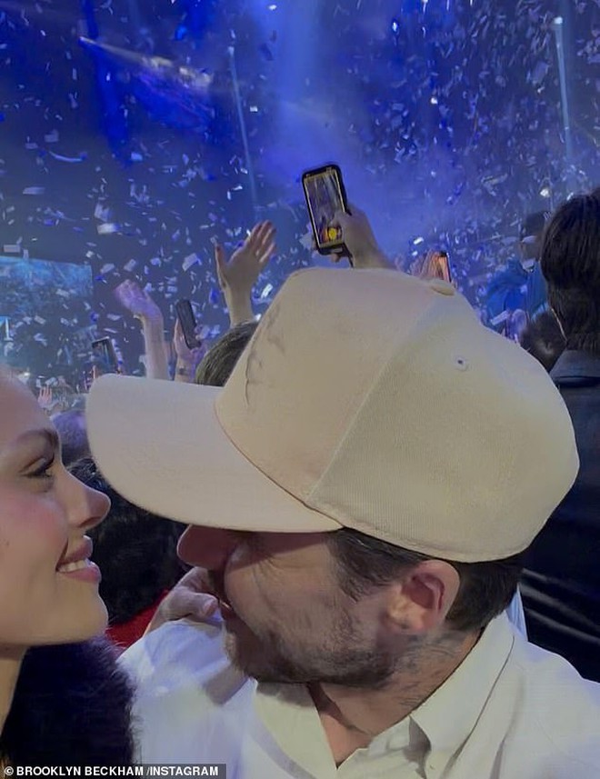 Con cả tuyên bố cắt đứt quan hệ với David Beckham và Victoria, nàng dâu phải khoá bình luận vì "bão" chỉ trích- Ảnh 3. Con cả tuyên bố cắt đứt quan hệ với David Beckham và Victoria, nàng dâu phải khoá bình luận vì "bão" chỉ trích- Ảnh 3.