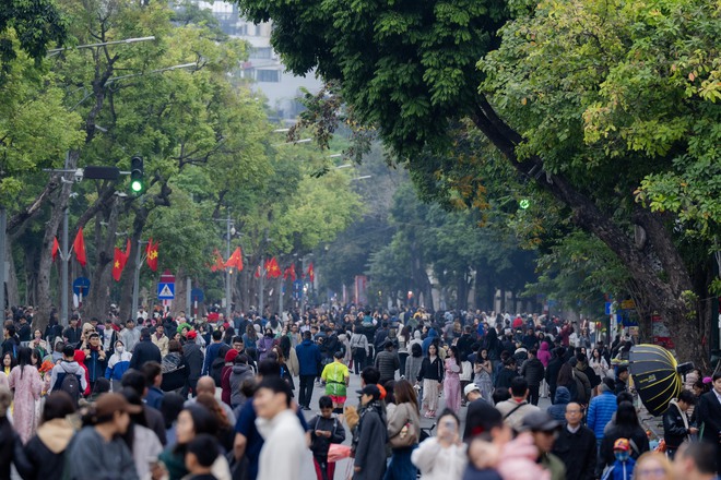 Một dịch vụ ở Hồ Gươm hốt bạc dịp Tết dương lịch, ung dung "đút túi" 3 triệu mỗi ngày- Ảnh 3.