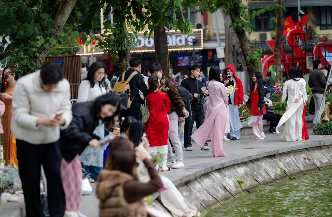 Một dịch vụ ở Hồ Gươm hốt bạc dịp Tết dương lịch, ung dung "đút túi" 3 triệu mỗi ngày- Ảnh 4.