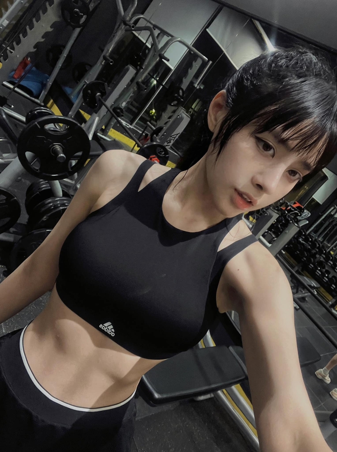 Visual nét căng, vóc dáng nuột của cô gái được cầu thủ Văn Thanh "ting ting" 500 triệu gây sốt cõi mạng- Ảnh 2. Visual nét căng, vóc dáng nuột của cô gái được cầu thủ Văn Thanh "ting ting" 500 triệu gây sốt cõi mạng- Ảnh 2.