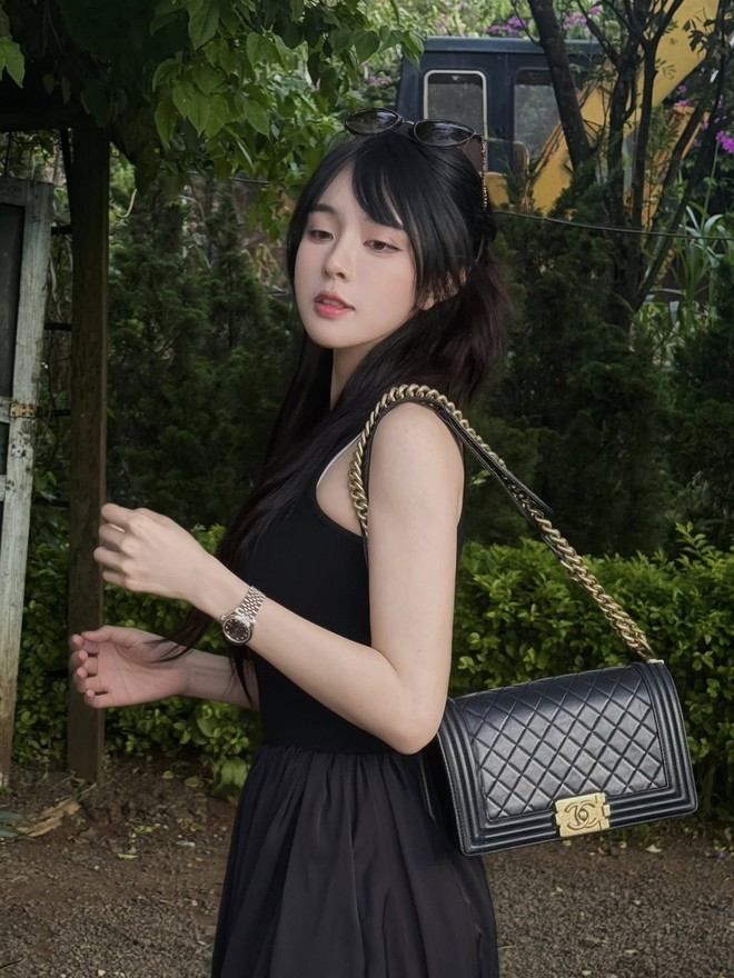 Visual nét căng, vóc dáng nuột của cô gái được cầu thủ Văn Thanh "ting ting" 500 triệu gây sốt cõi mạng- Ảnh 7. Visual nét căng, vóc dáng nuột của cô gái được cầu thủ Văn Thanh "ting ting" 500 triệu gây sốt cõi mạng- Ảnh 7.