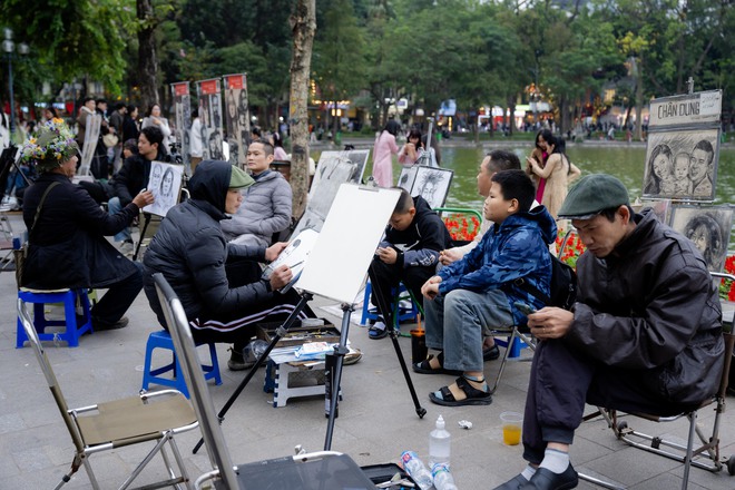 Một dịch vụ ở Hồ Gươm hốt bạc dịp Tết dương lịch, ung dung "đút túi" 3 triệu mỗi ngày- Ảnh 8.