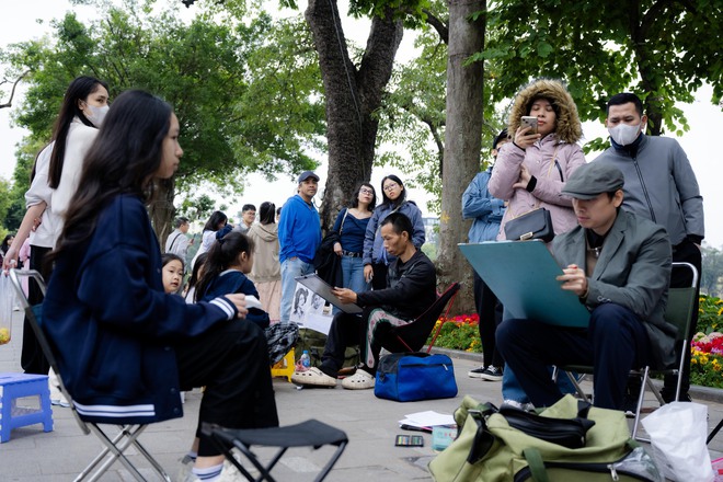 Một dịch vụ ở Hồ Gươm hốt bạc dịp Tết dương lịch, ung dung "đút túi" 3 triệu mỗi ngày- Ảnh 7.