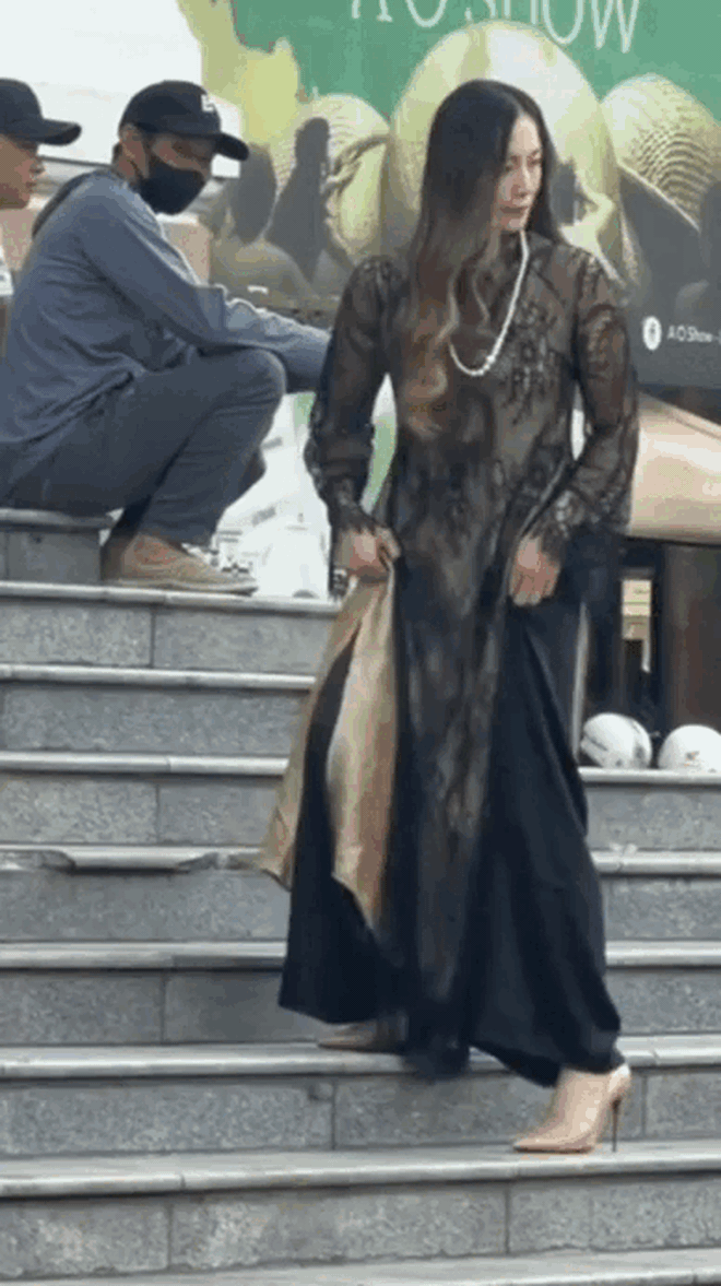 Hài: 1 mét vuông 10 nàng hoá phú bà áo dài ren, đụng hàng khiếp thế này mà vẫn đu trend mạnh- Ảnh 2. Hài: 1 mét vuông 10 nàng hoá phú bà áo dài ren, đụng hàng khiếp thế này mà vẫn đu trend mạnh- Ảnh 2.