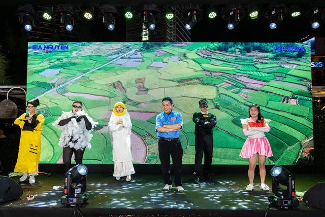 Hoá “Táo Quân”, trình diễn như sao hạng A trong tiệc tất niên công ty- Ảnh 14. Hoá “Táo Quân”, trình diễn như sao hạng A trong tiệc tất niên công ty- Ảnh 14.