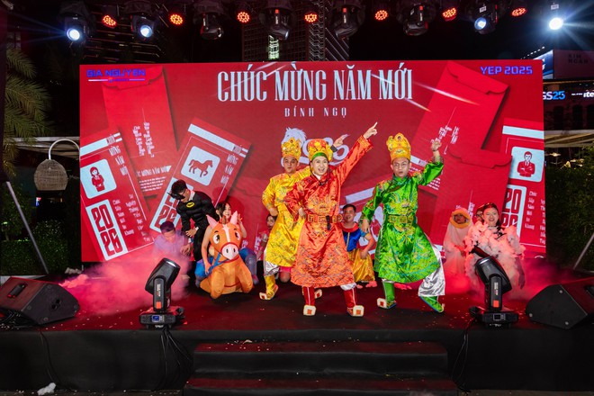 Hoá “Táo Quân”, trình diễn như sao hạng A trong tiệc tất niên công ty- Ảnh 16. Hoá “Táo Quân”, trình diễn như sao hạng A trong tiệc tất niên công ty- Ảnh 16.