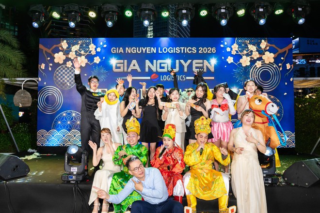 Hoá “Táo Quân”, trình diễn như sao hạng A trong tiệc tất niên công ty- Ảnh 19. Hoá “Táo Quân”, trình diễn như sao hạng A trong tiệc tất niên công ty- Ảnh 19.