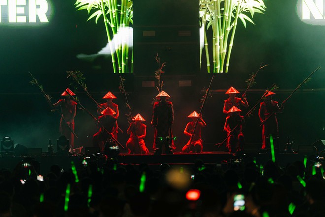 Hoá “Táo Quân”, trình diễn như sao hạng A trong tiệc tất niên công ty- Ảnh 7. Hoá “Táo Quân”, trình diễn như sao hạng A trong tiệc tất niên công ty- Ảnh 7.