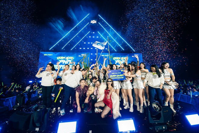 Hoá “Táo Quân”, trình diễn như sao hạng A trong tiệc tất niên công ty- Ảnh 9. Hoá “Táo Quân”, trình diễn như sao hạng A trong tiệc tất niên công ty- Ảnh 9.