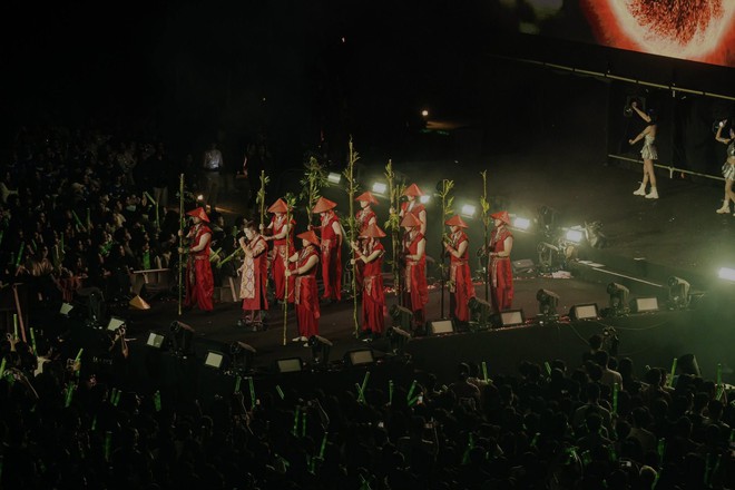 Hoá “Táo Quân”, trình diễn như sao hạng A trong tiệc tất niên công ty- Ảnh 5. Hoá “Táo Quân”, trình diễn như sao hạng A trong tiệc tất niên công ty- Ảnh 5.