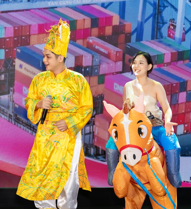 Hoá “Táo Quân”, trình diễn như sao hạng A trong tiệc tất niên công ty- Ảnh 11. Hoá “Táo Quân”, trình diễn như sao hạng A trong tiệc tất niên công ty- Ảnh 11.