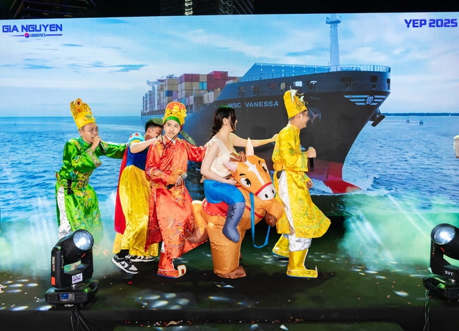 Hoá “Táo Quân”, trình diễn như sao hạng A trong tiệc tất niên công ty- Ảnh 13. Hoá “Táo Quân”, trình diễn như sao hạng A trong tiệc tất niên công ty- Ảnh 13.