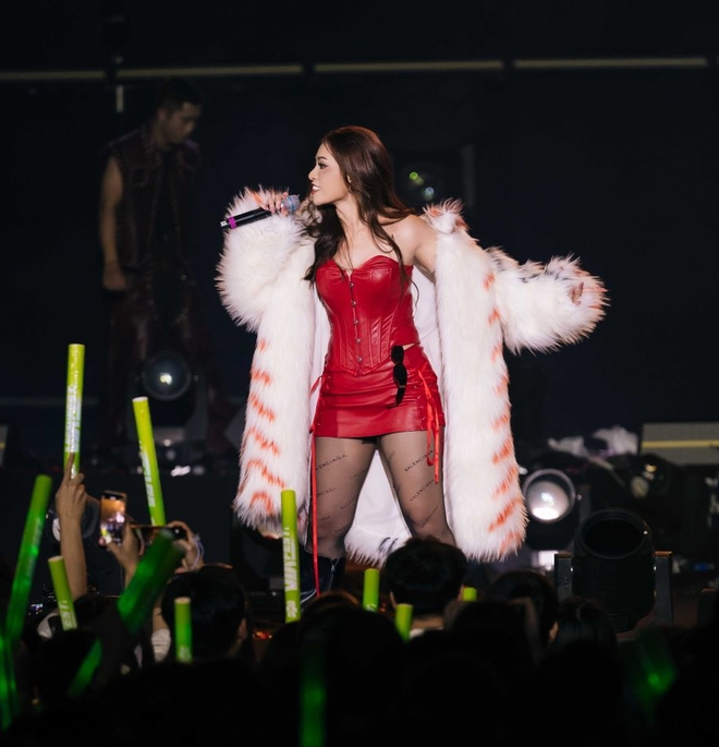 Hoá “Táo Quân”, trình diễn như sao hạng A trong tiệc tất niên công ty- Ảnh 1. Hoá “Táo Quân”, trình diễn như sao hạng A trong tiệc tất niên công ty- Ảnh 1.