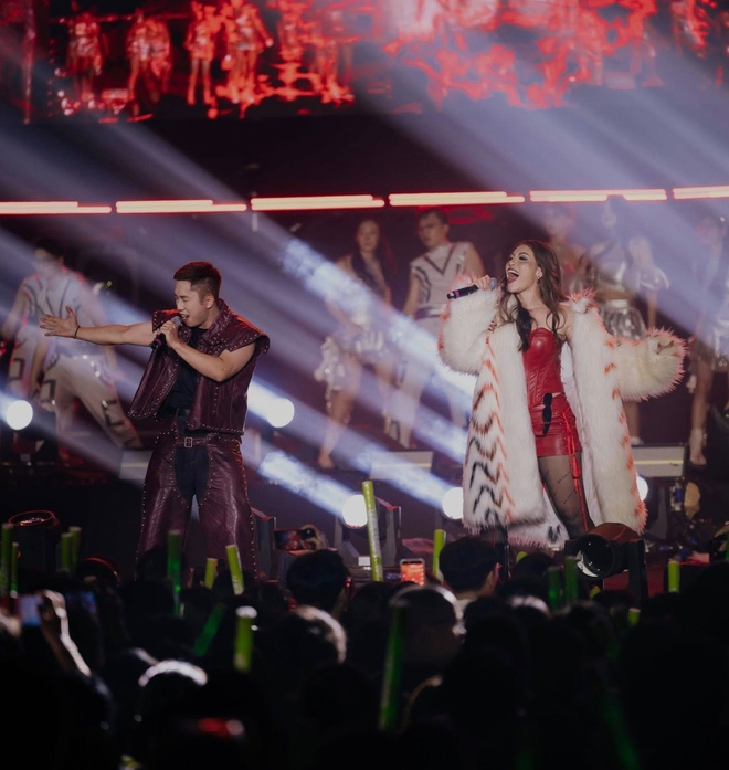 Hoá “Táo Quân”, trình diễn như sao hạng A trong tiệc tất niên công ty- Ảnh 2. Hoá “Táo Quân”, trình diễn như sao hạng A trong tiệc tất niên công ty- Ảnh 2.