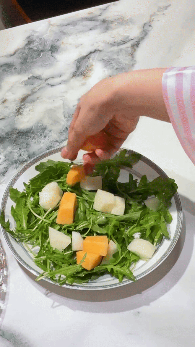 Đỗ Hà bị Viết Vương giật spotlight, đu trend làm salad nhưng dân mạng chỉ chú ý đến điều này- Ảnh 2.