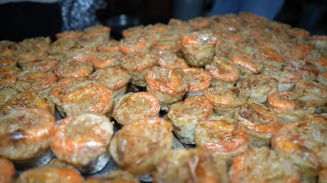 Chen chúc mua 1.000 cái bánh cống bất chấp chảo dầu đen kịt, thực khách vừa ăn ngon vừa nơm nớp lo cho sức khỏe- Ảnh 2.