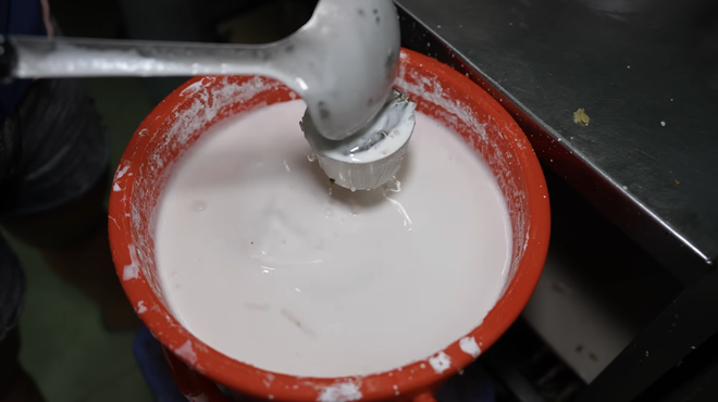 Chen chúc mua 1.000 cái bánh cống bất chấp chảo dầu đen kịt, thực khách vừa ăn ngon vừa nơm nớp lo cho sức khỏe- Ảnh 4.