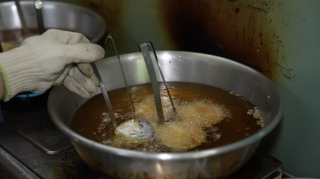 Chen chúc mua 1.000 cái bánh cống bất chấp chảo dầu đen kịt, thực khách vừa ăn ngon vừa nơm nớp lo cho sức khỏe- Ảnh 6.