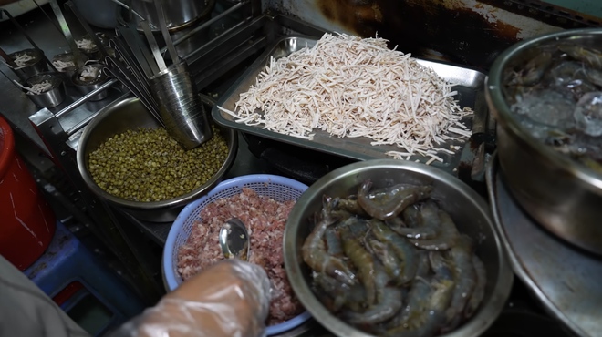 Chen chúc mua 1.000 cái bánh cống bất chấp chảo dầu đen kịt, thực khách vừa ăn ngon vừa nơm nớp lo cho sức khỏe- Ảnh 5.