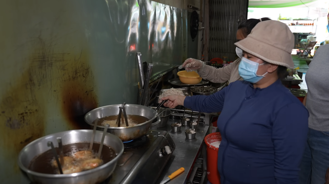 Chen chúc mua 1.000 cái bánh cống bất chấp chảo dầu đen kịt, thực khách vừa ăn ngon vừa nơm nớp lo cho sức khỏe- Ảnh 11.