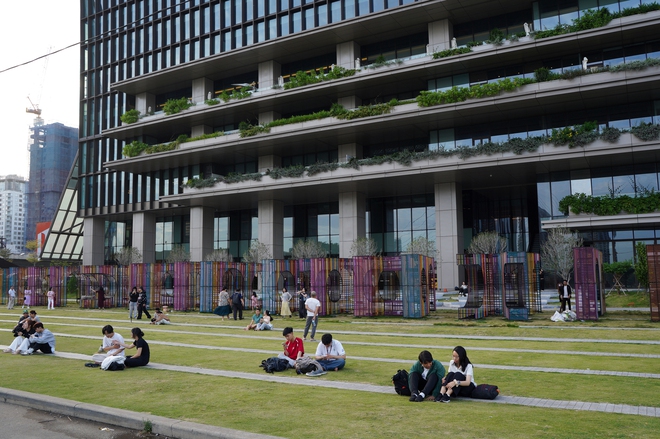 Tòa nhà cao thứ 3 TP.HCM lập tức soán ngôi đông khách nhất dịp lễ nhờ tung vườn hoa Tết khổng lồ- Ảnh 11.