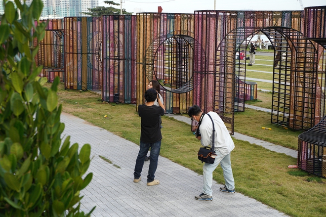 Tòa nhà cao thứ 3 TP.HCM lập tức soán ngôi đông khách nhất dịp lễ nhờ tung vườn hoa Tết khổng lồ- Ảnh 8.