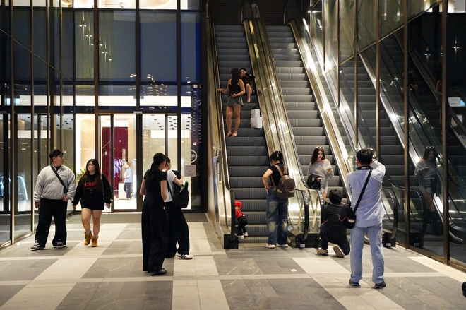 Tòa nhà cao thứ 3 TP.HCM lập tức soán ngôi đông khách nhất dịp lễ nhờ tung vườn hoa Tết khổng lồ- Ảnh 5.