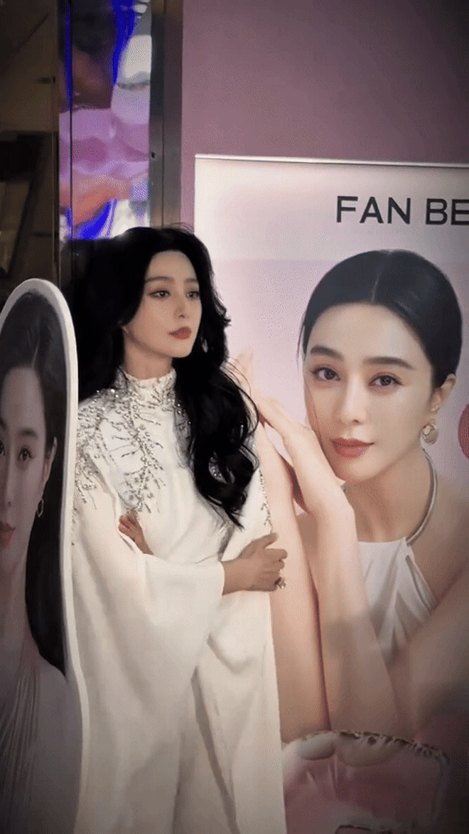 Nể Phạm Băng Băng: 44 tuổi qua cam thường còn đẹp hơn cả poster bên cạnh- Ảnh 2.