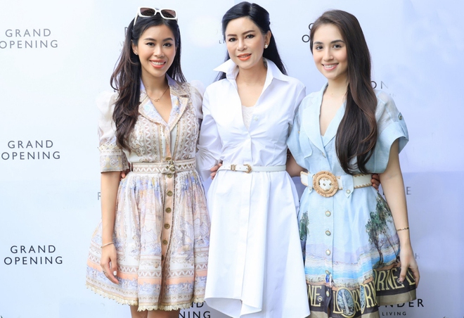 Vợ tỷ phú Johnathan Hạnh Nguyễn đối xử lạ với
"dâu út", nhìn sang Hà Tăng hay Linh Rin thì sao?- Ảnh 2.