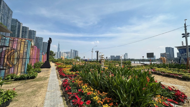 Tòa nhà cao thứ 3 TP.HCM lập tức soán ngôi đông khách nhất dịp lễ nhờ tung vườn hoa Tết khổng lồ- Ảnh 14.