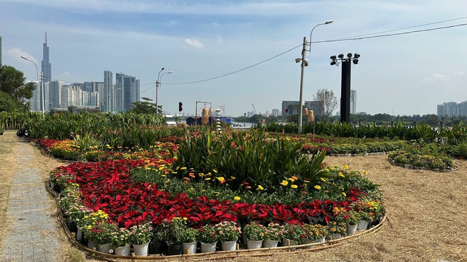 Tòa nhà cao thứ 3 TP.HCM lập tức soán ngôi đông khách nhất dịp lễ nhờ tung vườn hoa Tết khổng lồ- Ảnh 16.