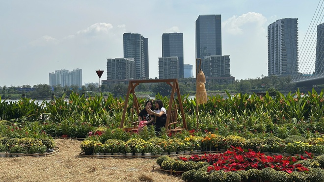 Tòa nhà cao thứ 3 TP.HCM lập tức soán ngôi đông khách nhất dịp lễ nhờ tung vườn hoa Tết khổng lồ- Ảnh 17.