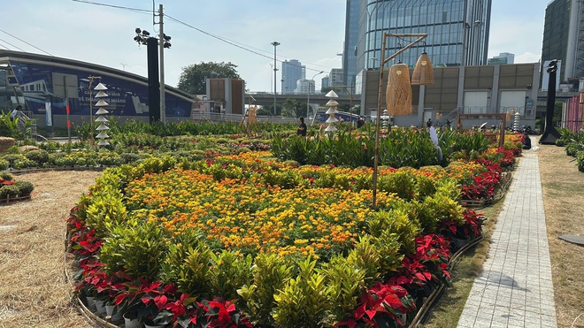 Tòa nhà cao thứ 3 TP.HCM lập tức soán ngôi đông khách nhất dịp lễ nhờ tung vườn hoa Tết khổng lồ- Ảnh 18.