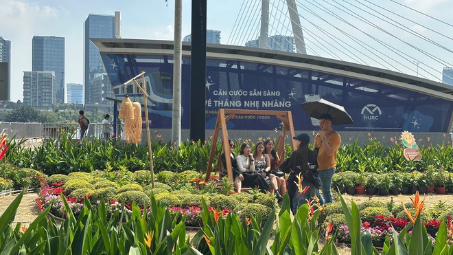 Tòa nhà cao thứ 3 TP.HCM lập tức soán ngôi đông khách nhất dịp lễ nhờ tung vườn hoa Tết khổng lồ- Ảnh 21.