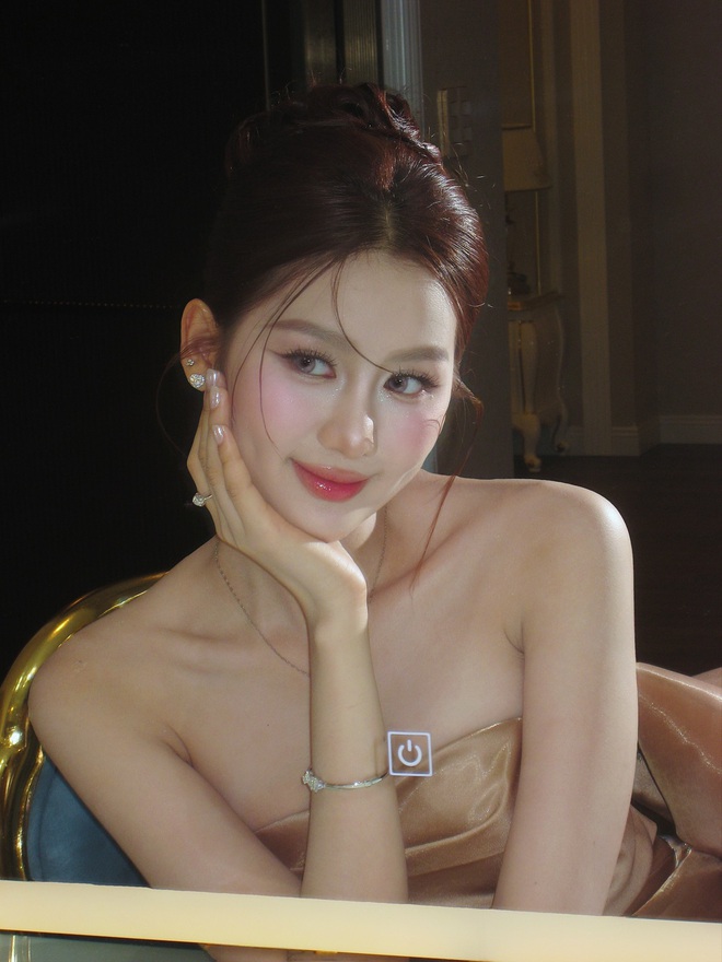 Quế Anh chơi lớn đầu năm, đổi giao diện sexy nhất trước giờ- Ảnh 13. Quế Anh chơi lớn đầu năm, đổi giao diện sexy nhất trước giờ- Ảnh 13.