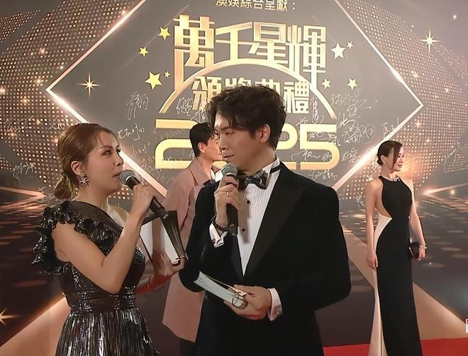 Thảm đỏ đi 1 lần "3 đời sau còn sợ": Nghệ sĩ bị nhồi nhét ná thở, cả trăm người có đúng 2 cái micro- Ảnh 9.