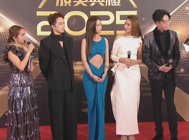 Thảm đỏ đi 1 lần "3 đời sau còn sợ": Nghệ sĩ bị nhồi nhét ná thở, cả trăm người có đúng 2 cái micro- Ảnh 6.