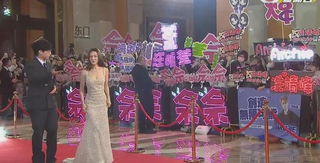 Thảm đỏ đi 1 lần "3 đời sau còn sợ": Nghệ sĩ bị nhồi nhét ná thở, cả trăm người có đúng 2 cái micro- Ảnh 1.