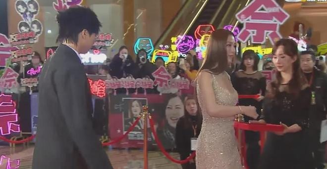 Thảm đỏ đi 1 lần "3 đời sau còn sợ": Nghệ sĩ bị nhồi nhét ná thở, cả trăm người có đúng 2 cái micro- Ảnh 2.